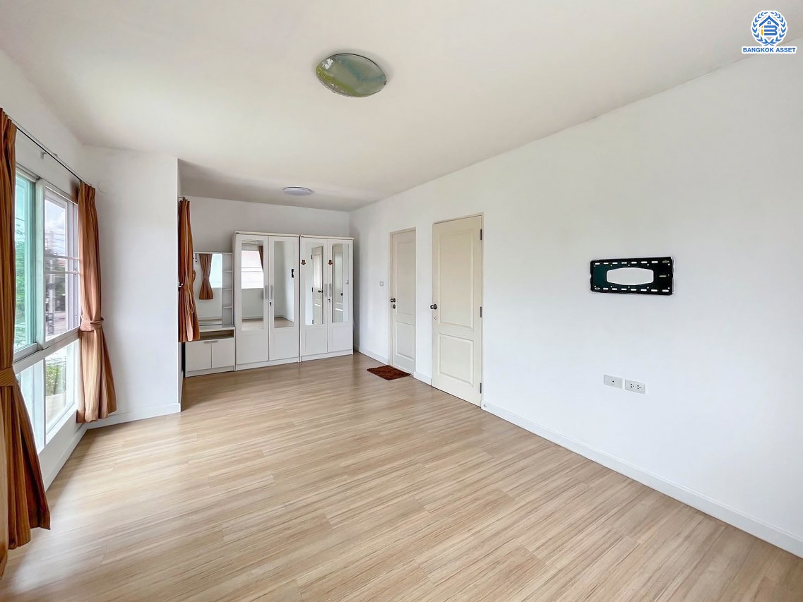 บ้านเดี่ยวมือสอง โครงการ อินนิซิโอ ปิ่นเกล้า-วงแหวน เนื้อที่กว้าง 50.40 ตร.ว. ฟังก์ชัน 3 ห้องนอน 3 ห้องน้ำ 2 ที่จอดรถ บ้านสภาพดีเยี่ยม พื้นที่ใช้สอยกว้าง บนทำเลเดินทางสะดวก เชื่อมต่อถนนนครอินทร์ ถนนบรมราชชนนี ใกล้รถไฟฟ้าสายสีม่วง "สถานีตลาดบางใหญ่" และจุดขึ้นทางด่วน "ศรีรัช"...