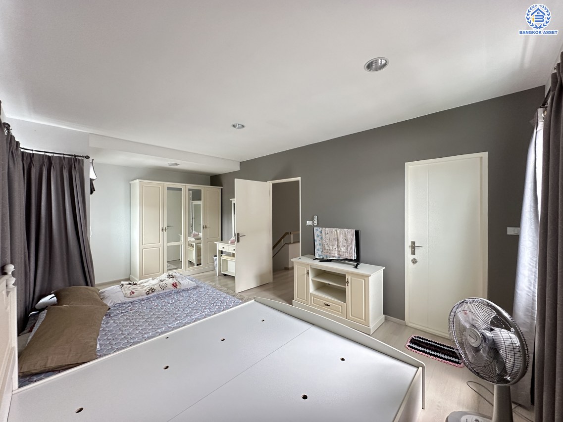 ******บ้านแฝดมือสอง โครงการ วิลลาจจิโอ2 พระราม2 เนื้อที่ 37.40 ตร.ว. พี้นที่ใช้สอย 133 ตร.ม. ฟังก์ชัน 3 ห้องนอน 2 ห้องน้ำ 2 ที่จอดรถ บ้านพร้อมอยู่ บนทำเลดี เชื่อมต่อถนนพระราม2 ถนนกาญจนาภิเษก ถนนเอกชัย ใกล้ห้างสรรพสินค้าเซ็นทรัล พระราม2