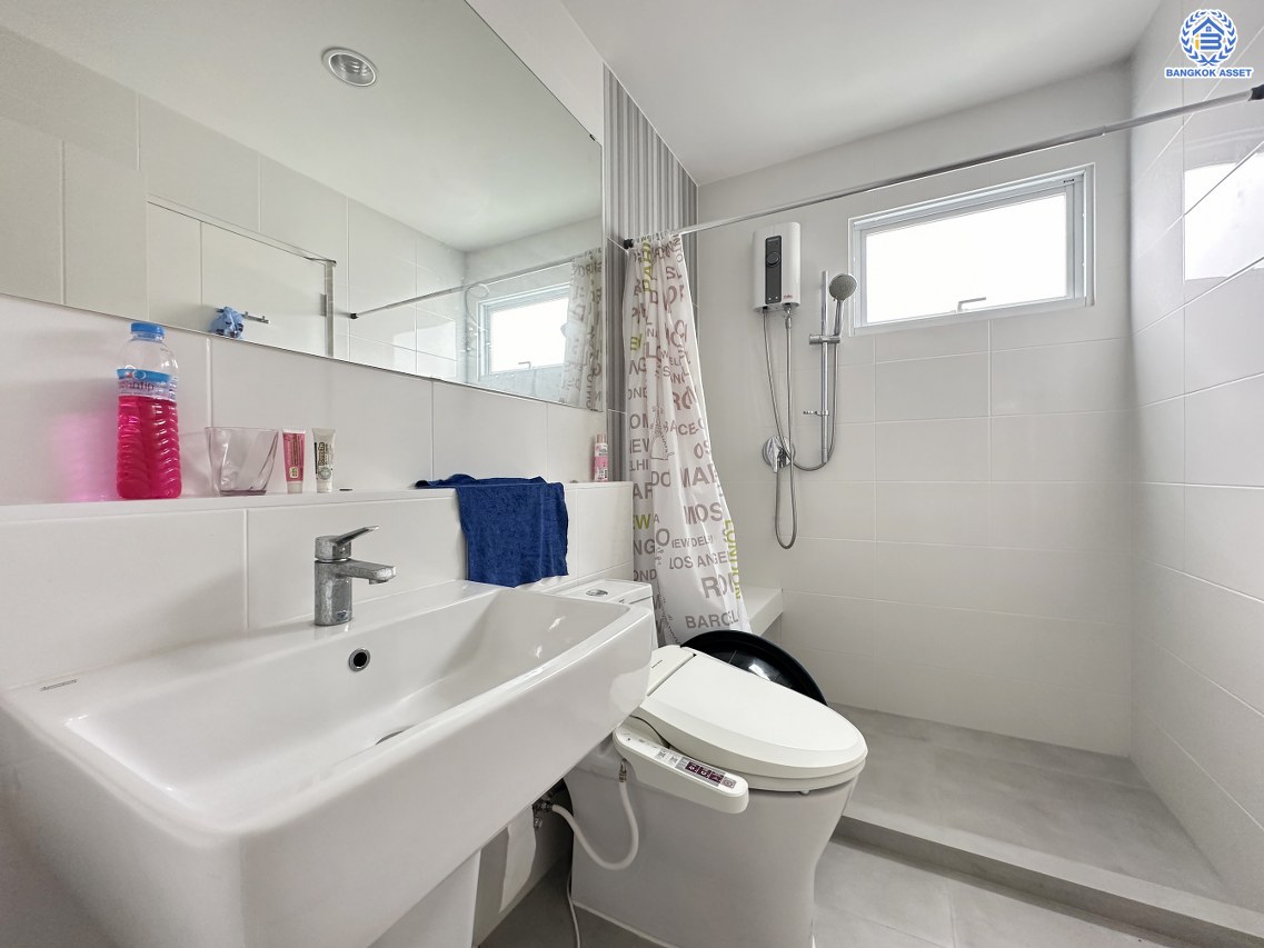 ******บ้านแฝดมือสอง โครงการ วิลลาจจิโอ2 พระราม2 เนื้อที่ 37.40 ตร.ว. พี้นที่ใช้สอย 133 ตร.ม. ฟังก์ชัน 3 ห้องนอน 2 ห้องน้ำ 2 ที่จอดรถ บ้านพร้อมอยู่ บนทำเลดี เชื่อมต่อถนนพระราม2 ถนนกาญจนาภิเษก ถนนเอกชัย ใกล้ห้างสรรพสินค้าเซ็นทรัล พระราม2