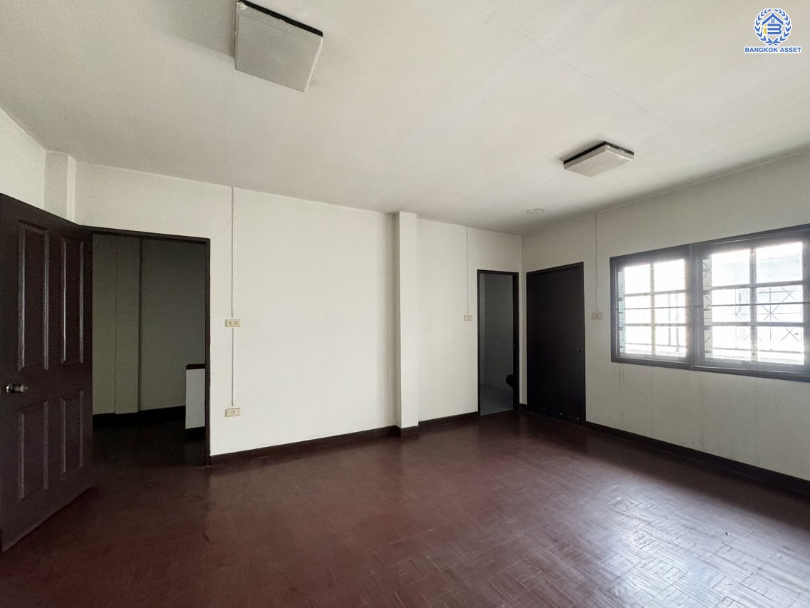 *****ทาวน์โฮมมือสองนนทบุรี โครงการ พิบูลย์การ์เด้นวิลล์ พิบูลย์สงคราม16 เนื้อที่ 26.20 ตร.ว. ฟังก์ชัน 4 ห้องนอน 5 ห้องน้ำ 2 ที่จอดรถ บนทำเลเชื่อมถนนพิบูลย์สงคราม, ถนนวงศ์สว่าง, ถนนนครอินทร์ และถนนติวานนท์ ใกล้รถไฟฟ้าสายสีม่วง "สถานีแยกติวานนท์" ใกล้จุดขึ้นทางด่วน "ศรีรัช-วงแหวนรอบนอก" จองเลย!