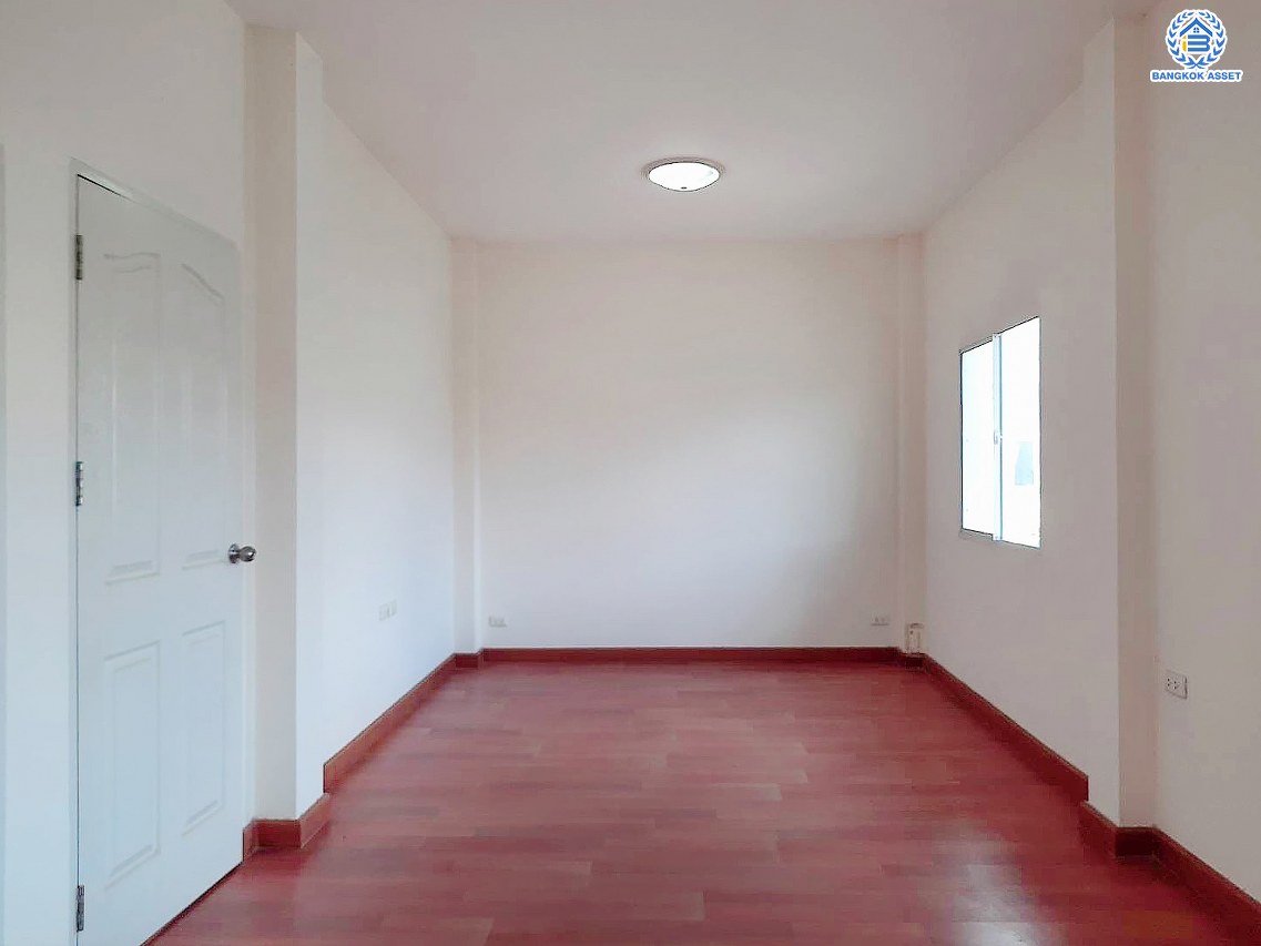 *****บ้านแฝดมือสอง โครงการ แลนซีโอ รามอินทรา-นวมินทร์ เนื้อที่ 38.50 ตร.ว. พื้นที่ใช้สอย 154 ตร.ม. ฟังก์ชัน 3 ห้องนอน 3 ห้องน้ำ 2 ที่จอดรถ ใกล้แหล่งอำนวยความสะดวก เชื่อมต่อถนนเลียบคลองสอง, ปัญญาอินทรา, ถนนหทัยราษฎร์, ถนนนพระยาสุเรนทร์ จุดขึ้นทางด่วน "วงแหวนรอบนอกฝั่งตะวันออก" และ รถไฟฟ้าสายสีชมพู "สถานีคู้บอน"