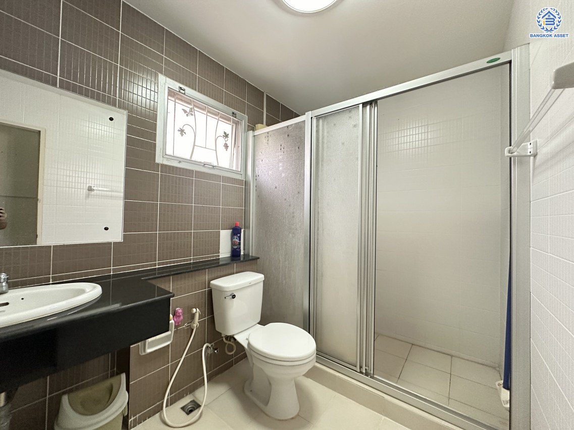 *****บ้านเดี่ยวมือสองนนทบุรี โครงการ ศศิภา บางกรวย-ไทรน้อย หลังริม เนื้อที่ 72.50 ตร.ว. ฟังก์ชัน 4 ห้องนอน 3 ห้องน้ำ จอดรถได้ 2 คัน โครงการตั้งบนทำเลเดินทางสะดวก เชื่อมต่อถนนบางกรวย-ไทรน้อย และ ใกล้เซ็นทรัลเวสต์เกต รถไฟฟ้าสายสีม่วง "สถานีบางพลู"