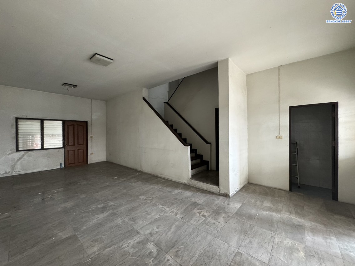 *****ทาวน์โฮม 3 ชั้นมือสอง โครงการ พิบูลย์การ์เด้นวิลล์ พิบูลย์สงคราม16 เนื้อที่เกือบ 35.8 ตร.ว. พื้นที่ใช้สอย 200 ตร.ม. ฟังก์ชัน 4 ห้องนอน 5 ห้องน้ำ บนสุดยอดทำเล เชื่อมถนนพิบูลย์สงคราม, ถนนวงศ์สว่าง, ถนนนครอินทร์ และถนนติวานนท์ ใกล้รถไฟฟ้าสายสีม่วง "สถานีแยกติวานนท์" และจุดขึ้นทางด่วน "ศรีรัช-วงแหวนรอบนอก"