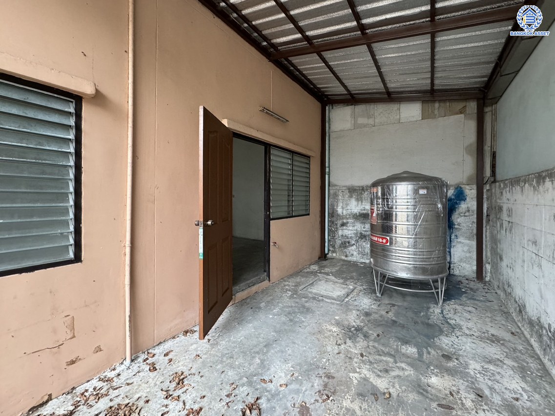 *****ทาวน์โฮม 3 ชั้นมือสอง โครงการ พิบูลย์การ์เด้นวิลล์ พิบูลย์สงคราม16 เนื้อที่เกือบ 35.8 ตร.ว. พื้นที่ใช้สอย 200 ตร.ม. ฟังก์ชัน 4 ห้องนอน 5 ห้องน้ำ บนสุดยอดทำเล เชื่อมถนนพิบูลย์สงคราม, ถนนวงศ์สว่าง, ถนนนครอินทร์ และถนนติวานนท์ ใกล้รถไฟฟ้าสายสีม่วง "สถานีแยกติวานนท์" และจุดขึ้นทางด่วน "ศรีรัช-วงแหวนรอบนอก"