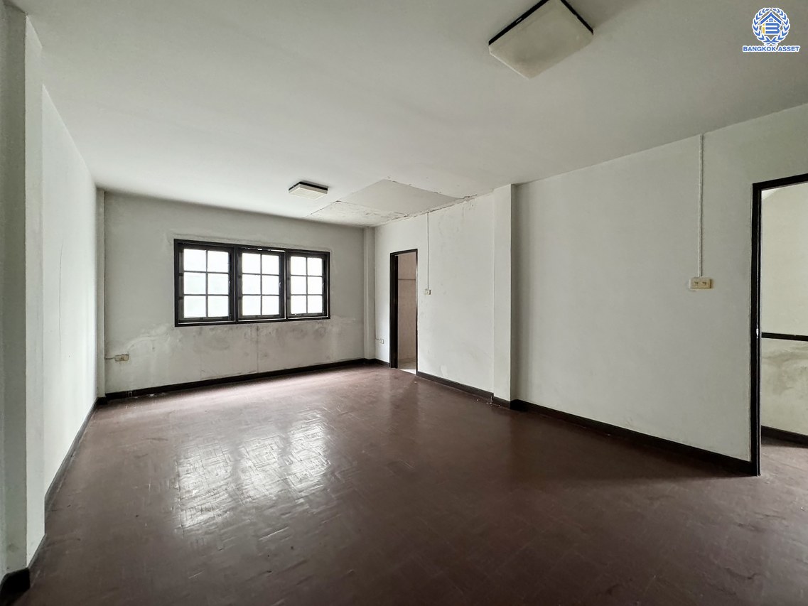 *****ทาวน์โฮม 3 ชั้นมือสอง โครงการ พิบูลย์การ์เด้นวิลล์ พิบูลย์สงคราม16 เนื้อที่เกือบ 35.8 ตร.ว. พื้นที่ใช้สอย 200 ตร.ม. ฟังก์ชัน 4 ห้องนอน 5 ห้องน้ำ บนสุดยอดทำเล เชื่อมถนนพิบูลย์สงคราม, ถนนวงศ์สว่าง, ถนนนครอินทร์ และถนนติวานนท์ ใกล้รถไฟฟ้าสายสีม่วง "สถานีแยกติวานนท์" และจุดขึ้นทางด่วน "ศรีรัช-วงแหวนรอบนอก"