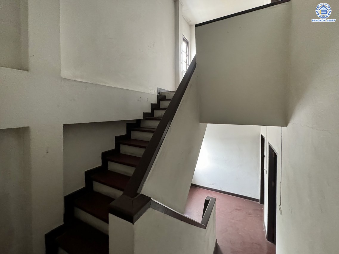 *****ทาวน์โฮม 3 ชั้นมือสอง โครงการ พิบูลย์การ์เด้นวิลล์ พิบูลย์สงคราม16 เนื้อที่เกือบ 35.8 ตร.ว. พื้นที่ใช้สอย 200 ตร.ม. ฟังก์ชัน 4 ห้องนอน 5 ห้องน้ำ บนสุดยอดทำเล เชื่อมถนนพิบูลย์สงคราม, ถนนวงศ์สว่าง, ถนนนครอินทร์ และถนนติวานนท์ ใกล้รถไฟฟ้าสายสีม่วง "สถานีแยกติวานนท์" และจุดขึ้นทางด่วน "ศรีรัช-วงแหวนรอบนอก"