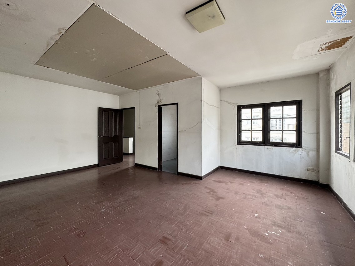 *****ทาวน์โฮม 3 ชั้นมือสอง โครงการ พิบูลย์การ์เด้นวิลล์ พิบูลย์สงคราม16 เนื้อที่เกือบ 35.8 ตร.ว. พื้นที่ใช้สอย 200 ตร.ม. ฟังก์ชัน 4 ห้องนอน 5 ห้องน้ำ บนสุดยอดทำเล เชื่อมถนนพิบูลย์สงคราม, ถนนวงศ์สว่าง, ถนนนครอินทร์ และถนนติวานนท์ ใกล้รถไฟฟ้าสายสีม่วง "สถานีแยกติวานนท์" และจุดขึ้นทางด่วน "ศรีรัช-วงแหวนรอบนอก"