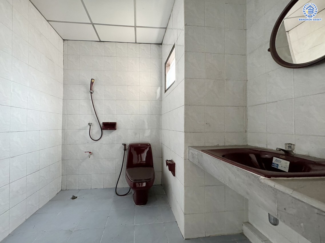 *****ทาวน์โฮม 3 ชั้นมือสอง โครงการ พิบูลย์การ์เด้นวิลล์ พิบูลย์สงคราม16 เนื้อที่เกือบ 35.8 ตร.ว. พื้นที่ใช้สอย 200 ตร.ม. ฟังก์ชัน 4 ห้องนอน 5 ห้องน้ำ บนสุดยอดทำเล เชื่อมถนนพิบูลย์สงคราม, ถนนวงศ์สว่าง, ถนนนครอินทร์ และถนนติวานนท์ ใกล้รถไฟฟ้าสายสีม่วง "สถานีแยกติวานนท์" และจุดขึ้นทางด่วน "ศรีรัช-วงแหวนรอบนอก"