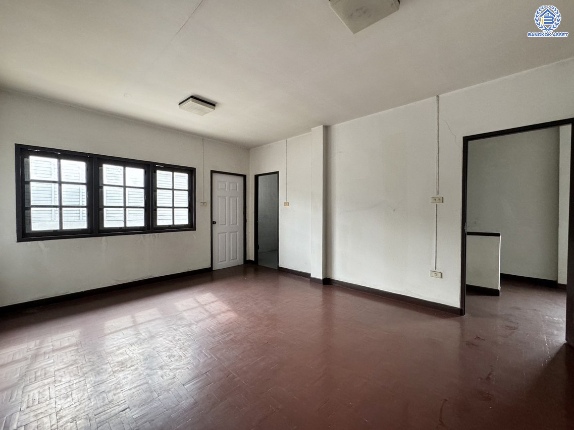 *****ทาวน์โฮม 3 ชั้นมือสอง โครงการ พิบูลย์การ์เด้นวิลล์ พิบูลย์สงคราม16 เนื้อที่เกือบ 35.8 ตร.ว. พื้นที่ใช้สอย 200 ตร.ม. ฟังก์ชัน 4 ห้องนอน 5 ห้องน้ำ บนสุดยอดทำเล เชื่อมถนนพิบูลย์สงคราม, ถนนวงศ์สว่าง, ถนนนครอินทร์ และถนนติวานนท์ ใกล้รถไฟฟ้าสายสีม่วง "สถานีแยกติวานนท์" และจุดขึ้นทางด่วน "ศรีรัช-วงแหวนรอบนอก"