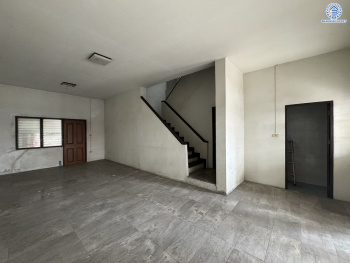 *****ทาวน์โฮม 3 ชั้นมือสอง โครงการ พิบูลย์การ์เด้นวิลล์ พิบูลย์สงคราม16 เนื้อที่เกือบ 35.8 ตร.ว. พื้นที่ใช้สอย 200 ตร.ม. ฟังก์ชัน 4 ห้องนอน 5 ห้องน้ำ บนสุดยอดทำเล เชื่อมถนนพิบูลย์สงคราม, ถนนวงศ์สว่าง, ถนนนครอินทร์ และถนนติวานนท์ ใกล้รถไฟฟ้าสายสีม่วง "สถานีแยกติวานนท์" และจุดขึ้นทางด่วน "ศรีรัช-วงแหวนรอบนอก"