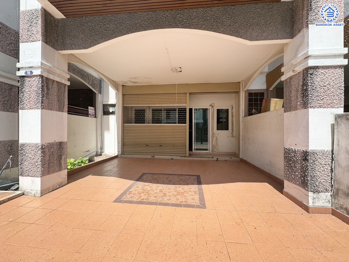 *****ทาวน์เฮ้าส์ 3 ชั้นมือสอง โครงการ พิบูลย์การ์เด้นวิลล์ พิบูลย์สงคราม16 เนื้อที่ 26.4 ตร.ว. พื้นที่ใช้สอย 200 ตร.ม. ฟังก์ชัน 4 ห้องนอน 5 ห้องน้ำ จอดรถได้ 2 คัน บนสุดยอดทำเล เหมาะกับการลงทุน เชื่อมถนนพิบูลย์สงคราม, ถนนวงศ์สว่าง, ถนนนครอินทร์ และถนนติวานนท์ ใกล้จุดขึ้นทางด่วน "ศรีรัช-วงแหวนรอบนอก" ใกล้รถไฟฟ้า "สถานีแยกติวานนท์"