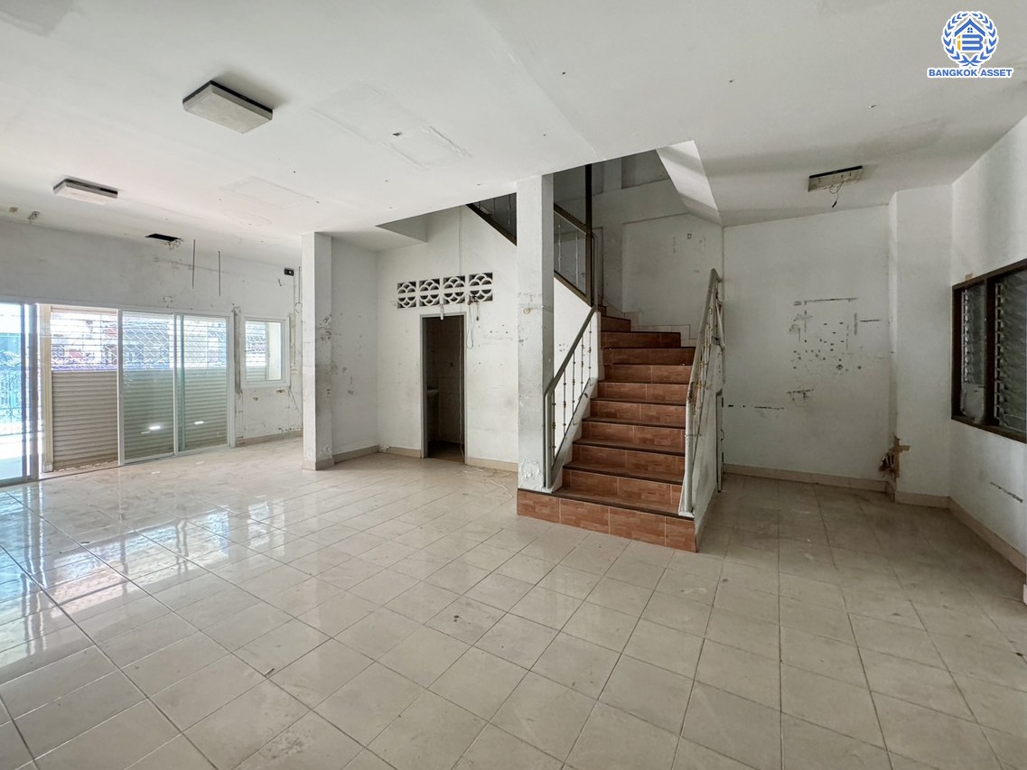 *****ทาวน์เฮ้าส์ 3 ชั้นมือสอง โครงการ พิบูลย์การ์เด้นวิลล์ พิบูลย์สงคราม16 เนื้อที่ 26.4 ตร.ว. พื้นที่ใช้สอย 200 ตร.ม. ฟังก์ชัน 4 ห้องนอน 5 ห้องน้ำ จอดรถได้ 2 คัน บนสุดยอดทำเล เหมาะกับการลงทุน เชื่อมถนนพิบูลย์สงคราม, ถนนวงศ์สว่าง, ถนนนครอินทร์ และถนนติวานนท์ ใกล้จุดขึ้นทางด่วน "ศรีรัช-วงแหวนรอบนอก" ใกล้รถไฟฟ้า "สถานีแยกติวานนท์"