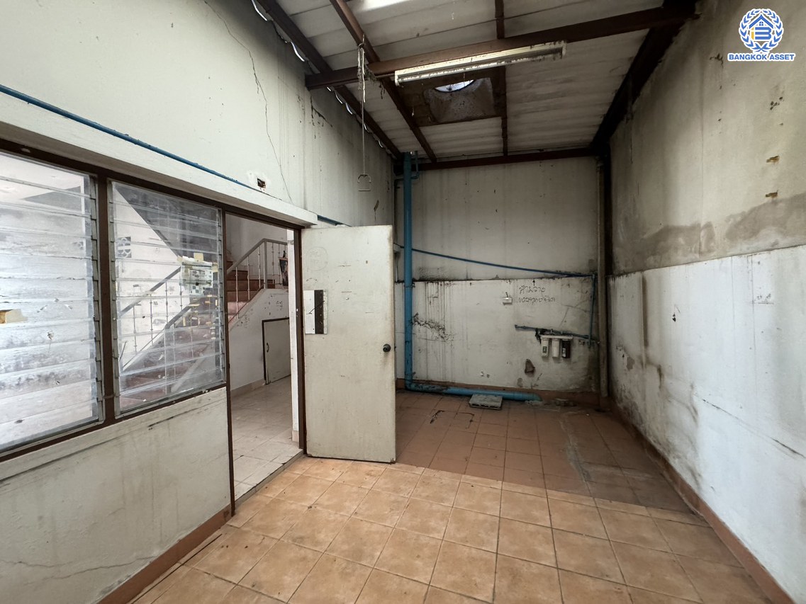 *****ทาวน์เฮ้าส์ 3 ชั้นมือสอง โครงการ พิบูลย์การ์เด้นวิลล์ พิบูลย์สงคราม16 เนื้อที่ 26.4 ตร.ว. พื้นที่ใช้สอย 200 ตร.ม. ฟังก์ชัน 4 ห้องนอน 5 ห้องน้ำ จอดรถได้ 2 คัน บนสุดยอดทำเล เหมาะกับการลงทุน เชื่อมถนนพิบูลย์สงคราม, ถนนวงศ์สว่าง, ถนนนครอินทร์ และถนนติวานนท์ ใกล้จุดขึ้นทางด่วน "ศรีรัช-วงแหวนรอบนอก" ใกล้รถไฟฟ้า "สถานีแยกติวานนท์"