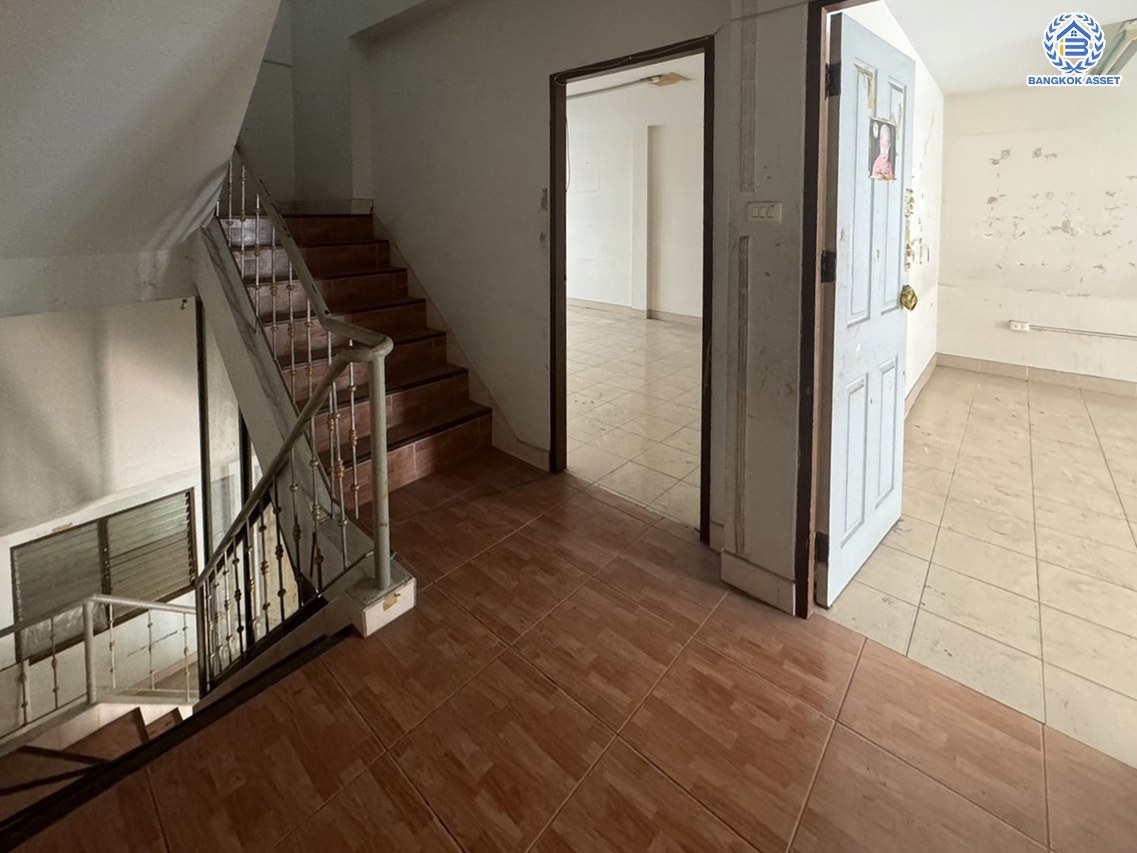 *****ทาวน์เฮ้าส์ 3 ชั้นมือสอง โครงการ พิบูลย์การ์เด้นวิลล์ พิบูลย์สงคราม16 เนื้อที่ 26.4 ตร.ว. พื้นที่ใช้สอย 200 ตร.ม. ฟังก์ชัน 4 ห้องนอน 5 ห้องน้ำ จอดรถได้ 2 คัน บนสุดยอดทำเล เหมาะกับการลงทุน เชื่อมถนนพิบูลย์สงคราม, ถนนวงศ์สว่าง, ถนนนครอินทร์ และถนนติวานนท์ ใกล้จุดขึ้นทางด่วน "ศรีรัช-วงแหวนรอบนอก" ใกล้รถไฟฟ้า "สถานีแยกติวานนท์"