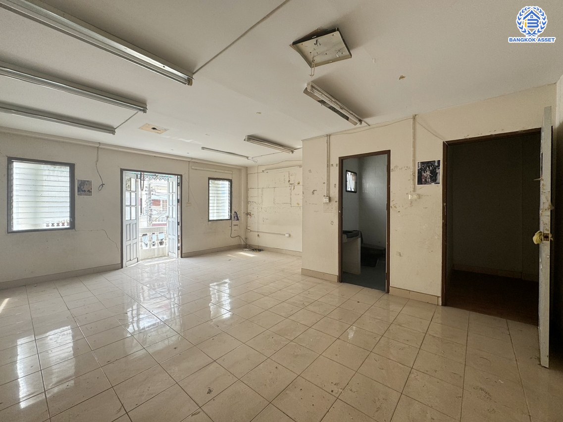 *****ทาวน์เฮ้าส์ 3 ชั้นมือสอง โครงการ พิบูลย์การ์เด้นวิลล์ พิบูลย์สงคราม16 เนื้อที่ 26.4 ตร.ว. พื้นที่ใช้สอย 200 ตร.ม. ฟังก์ชัน 4 ห้องนอน 5 ห้องน้ำ จอดรถได้ 2 คัน บนสุดยอดทำเล เหมาะกับการลงทุน เชื่อมถนนพิบูลย์สงคราม, ถนนวงศ์สว่าง, ถนนนครอินทร์ และถนนติวานนท์ ใกล้จุดขึ้นทางด่วน "ศรีรัช-วงแหวนรอบนอก" ใกล้รถไฟฟ้า "สถานีแยกติวานนท์"