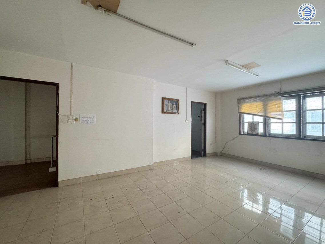 *****ทาวน์เฮ้าส์ 3 ชั้นมือสอง โครงการ พิบูลย์การ์เด้นวิลล์ พิบูลย์สงคราม16 เนื้อที่ 26.4 ตร.ว. พื้นที่ใช้สอย 200 ตร.ม. ฟังก์ชัน 4 ห้องนอน 5 ห้องน้ำ จอดรถได้ 2 คัน บนสุดยอดทำเล เหมาะกับการลงทุน เชื่อมถนนพิบูลย์สงคราม, ถนนวงศ์สว่าง, ถนนนครอินทร์ และถนนติวานนท์ ใกล้จุดขึ้นทางด่วน "ศรีรัช-วงแหวนรอบนอก" ใกล้รถไฟฟ้า "สถานีแยกติวานนท์"