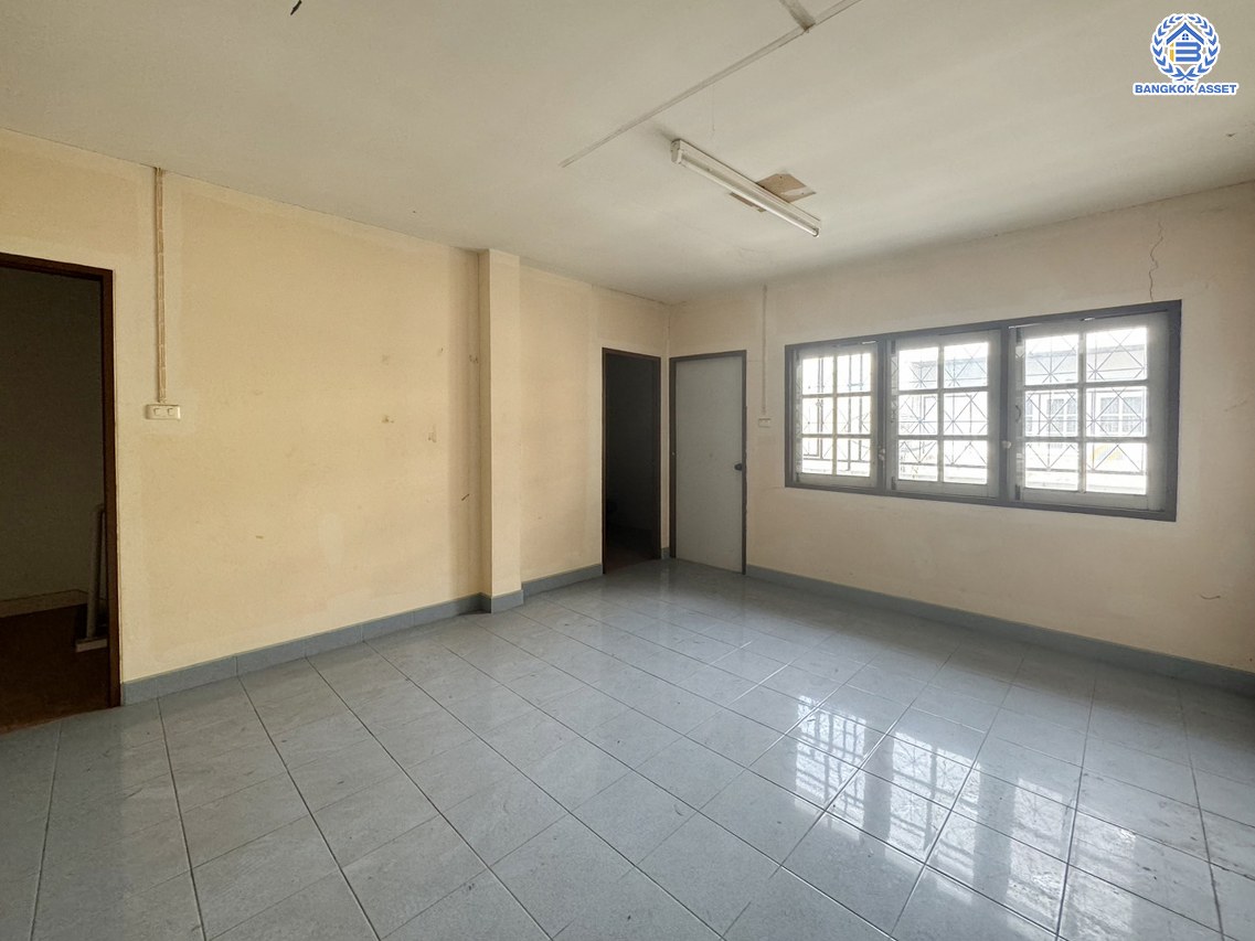 *****ทาวน์เฮ้าส์ 3 ชั้นมือสอง โครงการ พิบูลย์การ์เด้นวิลล์ พิบูลย์สงคราม16 เนื้อที่ 26.4 ตร.ว. พื้นที่ใช้สอย 200 ตร.ม. ฟังก์ชัน 4 ห้องนอน 5 ห้องน้ำ จอดรถได้ 2 คัน บนสุดยอดทำเล เหมาะกับการลงทุน เชื่อมถนนพิบูลย์สงคราม, ถนนวงศ์สว่าง, ถนนนครอินทร์ และถนนติวานนท์ ใกล้จุดขึ้นทางด่วน "ศรีรัช-วงแหวนรอบนอก" ใกล้รถไฟฟ้า "สถานีแยกติวานนท์"