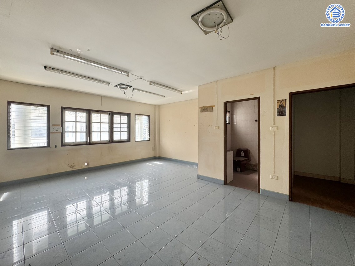 *****ทาวน์เฮ้าส์ 3 ชั้นมือสอง โครงการ พิบูลย์การ์เด้นวิลล์ พิบูลย์สงคราม16 เนื้อที่ 26.4 ตร.ว. พื้นที่ใช้สอย 200 ตร.ม. ฟังก์ชัน 4 ห้องนอน 5 ห้องน้ำ จอดรถได้ 2 คัน บนสุดยอดทำเล เหมาะกับการลงทุน เชื่อมถนนพิบูลย์สงคราม, ถนนวงศ์สว่าง, ถนนนครอินทร์ และถนนติวานนท์ ใกล้จุดขึ้นทางด่วน "ศรีรัช-วงแหวนรอบนอก" ใกล้รถไฟฟ้า "สถานีแยกติวานนท์"