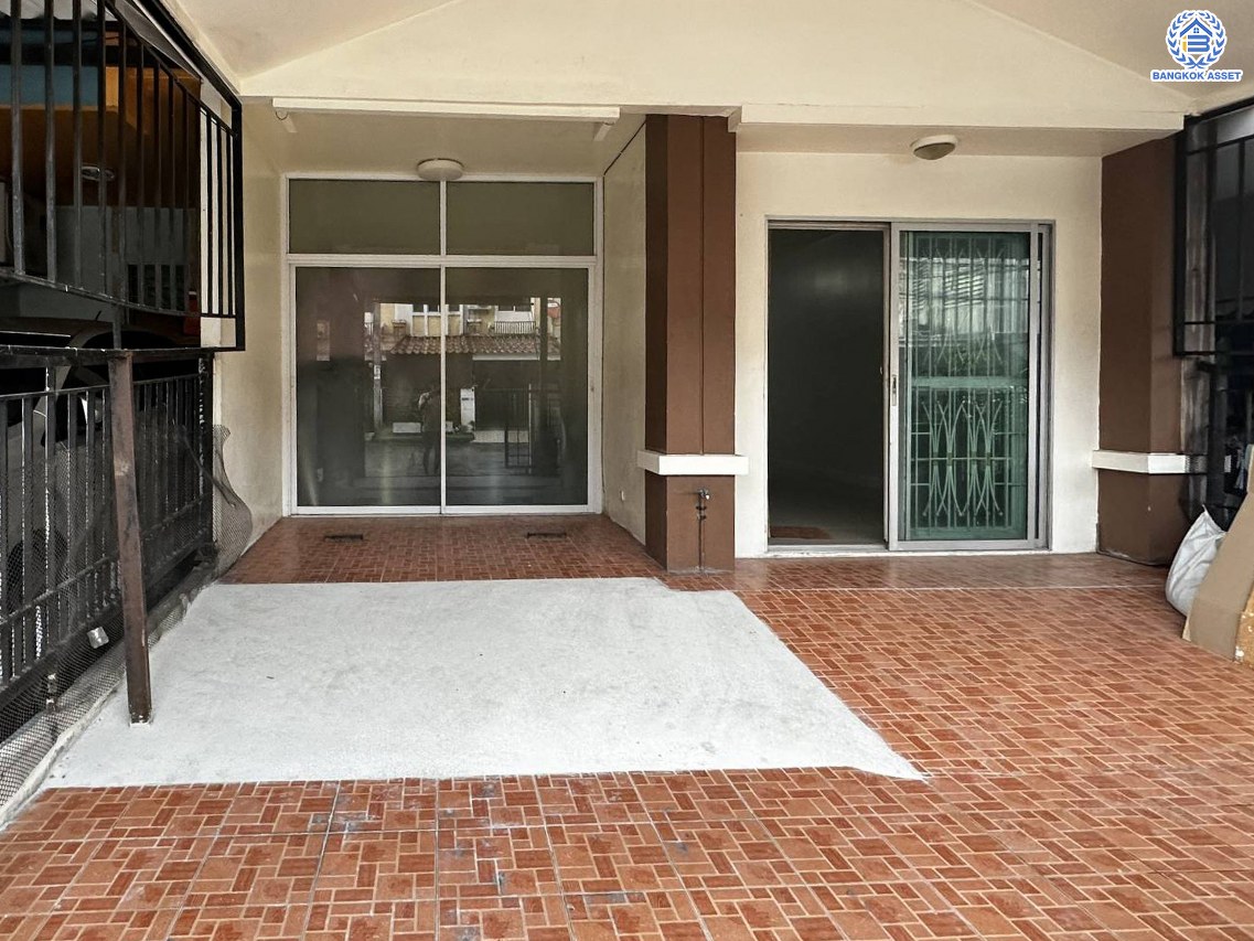 *****ทาวน์เฮ้าส์มือสอง โครงการ พฤกษาวิลล์22 พระราม5-2 เนื้อที่กว้าง 21.4 ตร.ว. พื้นที่ใช้สอย 130 ตร.ม. ฟังก์ชัน 3 ห้องนอน 2 ห้องน้ำ สภาพภายในสวย พร้อมเข้าอยู่ได้ทันที ตั้งบนทำเลดี เชื่อมต่อถนนบางกรวย-ไทรน้อย ถนนนครอินทร์ ถนนราชพฤกษ์ ใกล้รถไฟฟ้าสายสีม่วง "สถานีแยกติวานนท์" และจุดขึ้นทางด่วน "พระราม7"