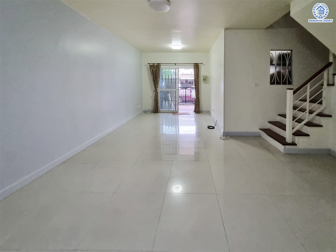 *****ทาวน์เฮ้าส์มือสอง โครงการ พฤกษาวิลล์22 พระราม5-2 เนื้อที่กว้าง 21.4 ตร.ว. พื้นที่ใช้สอย 130 ตร.ม. ฟังก์ชัน 3 ห้องนอน 2 ห้องน้ำ สภาพภายในสวย พร้อมเข้าอยู่ได้ทันที ตั้งบนทำเลดี เชื่อมต่อถนนบางกรวย-ไทรน้อย ถนนนครอินทร์ ถนนราชพฤกษ์ ใกล้รถไฟฟ้าสายสีม่วง "สถานีแยกติวานนท์" และจุดขึ้นทางด่วน "พระราม7"