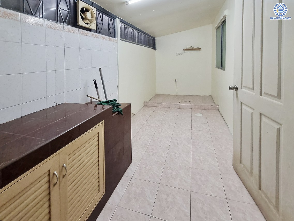 *****ทาวน์เฮ้าส์มือสอง โครงการ พฤกษาวิลล์22 พระราม5-2 เนื้อที่กว้าง 21.4 ตร.ว. พื้นที่ใช้สอย 130 ตร.ม. ฟังก์ชัน 3 ห้องนอน 2 ห้องน้ำ สภาพภายในสวย พร้อมเข้าอยู่ได้ทันที ตั้งบนทำเลดี เชื่อมต่อถนนบางกรวย-ไทรน้อย ถนนนครอินทร์ ถนนราชพฤกษ์ ใกล้รถไฟฟ้าสายสีม่วง "สถานีแยกติวานนท์" และจุดขึ้นทางด่วน "พระราม7"