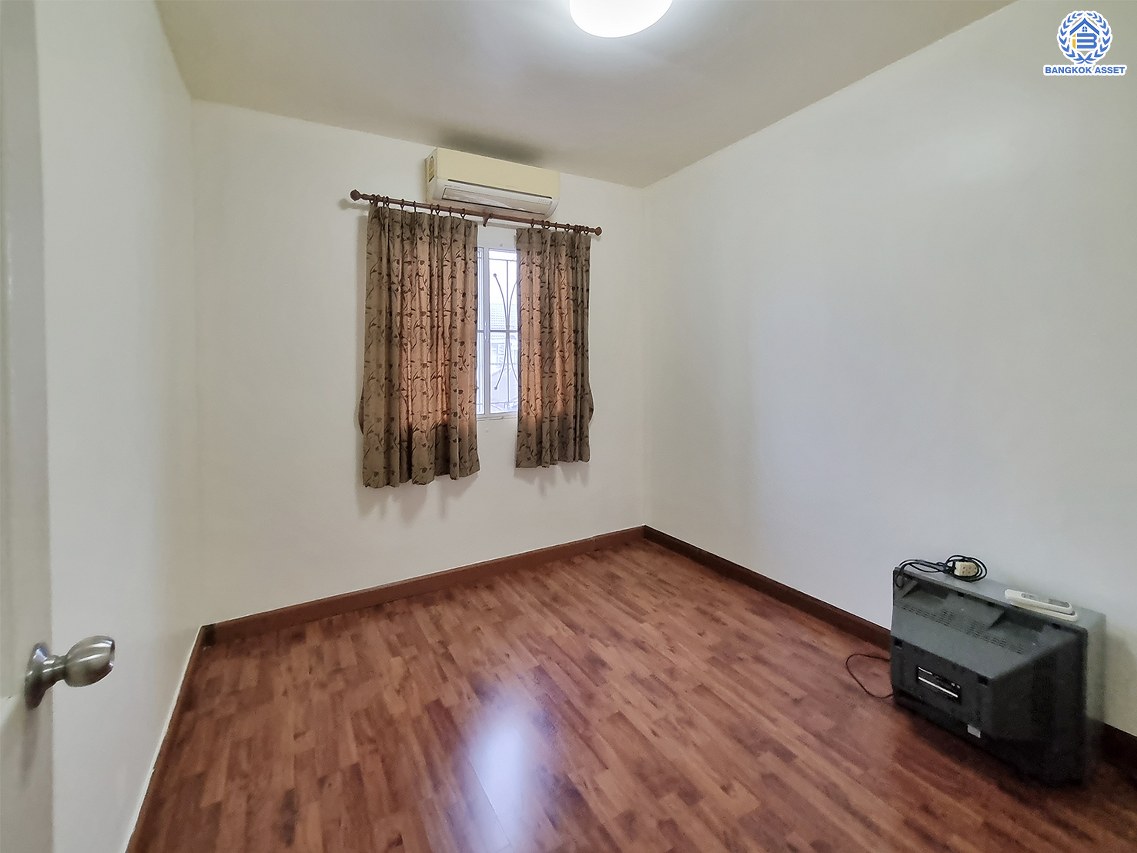 *****ทาวน์เฮ้าส์มือสอง โครงการ พฤกษาวิลล์22 พระราม5-2 เนื้อที่กว้าง 21.4 ตร.ว. พื้นที่ใช้สอย 130 ตร.ม. ฟังก์ชัน 3 ห้องนอน 2 ห้องน้ำ สภาพภายในสวย พร้อมเข้าอยู่ได้ทันที ตั้งบนทำเลดี เชื่อมต่อถนนบางกรวย-ไทรน้อย ถนนนครอินทร์ ถนนราชพฤกษ์ ใกล้รถไฟฟ้าสายสีม่วง "สถานีแยกติวานนท์" และจุดขึ้นทางด่วน "พระราม7"