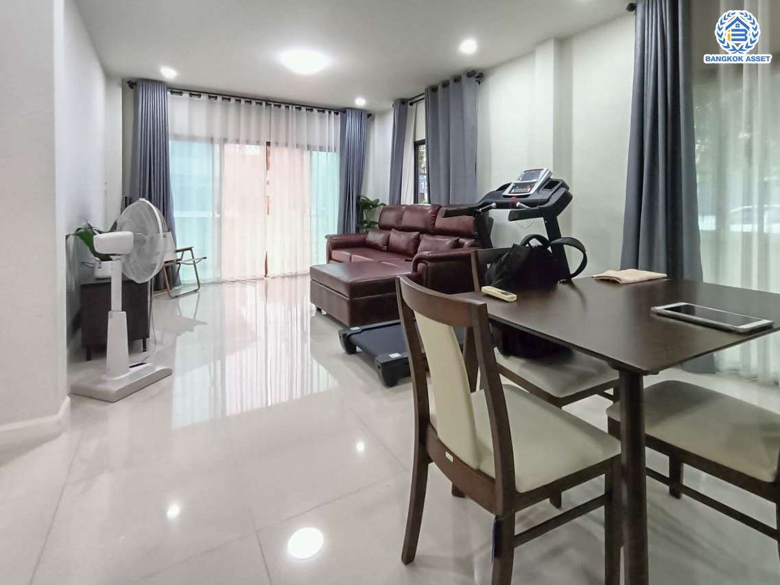 *****บ้านเดี่ยวมือสองนนทบุรี โครงการ เดอะเกรท บางใหญ่ หลังมุม เนื้อที่ 60.4 ตร.ว. พื้นที่ใช้สอย 180 ตร.ม. ฟังก์ชัน 3 ห้องนอน 2 ห้องน้ำ 2 ที่จอดรถ ฟรี! เครื่องปรับอากาศ เครื่องทำน้ำอุ่น โครงการบนทำเลใกล้เมือง เชื่อมต่อถนนรัตนาธิเบศร์ ถนนกาญจนาภิเษก ใกล้รถไฟฟ้าสายสีม่วง "สถานีคลองบางไผ่" และจุดขึ้นทางด่วน "ศรีรัช"