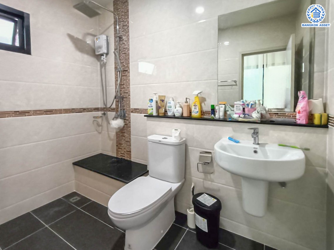 *****บ้านเดี่ยวมือสองนนทบุรี โครงการ เดอะเกรท บางใหญ่ หลังมุม เนื้อที่ 60.4 ตร.ว. พื้นที่ใช้สอย 180 ตร.ม. ฟังก์ชัน 3 ห้องนอน 2 ห้องน้ำ 2 ที่จอดรถ ฟรี! เครื่องปรับอากาศ เครื่องทำน้ำอุ่น โครงการบนทำเลใกล้เมือง เชื่อมต่อถนนรัตนาธิเบศร์ ถนนกาญจนาภิเษก ใกล้รถไฟฟ้าสายสีม่วง "สถานีคลองบางไผ่" และจุดขึ้นทางด่วน "ศรีรัช"