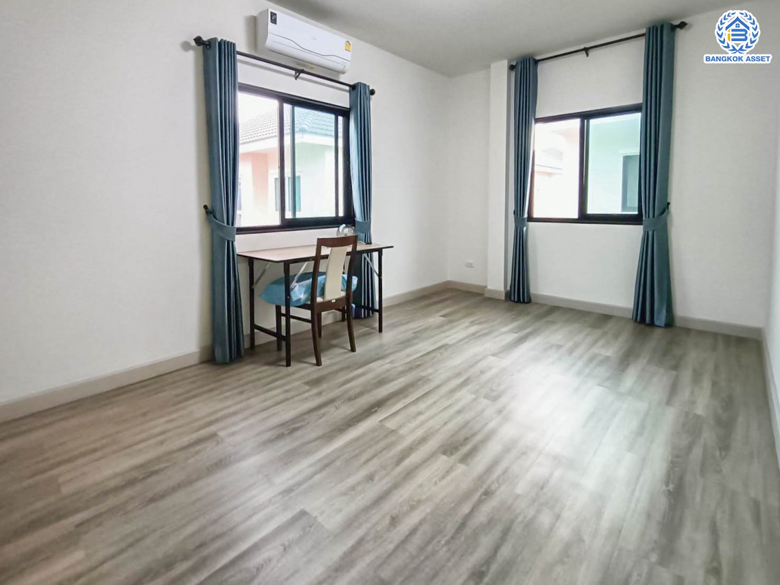 *****บ้านเดี่ยวมือสองนนทบุรี โครงการ เดอะเกรท บางใหญ่ หลังมุม เนื้อที่ 60.4 ตร.ว. พื้นที่ใช้สอย 180 ตร.ม. ฟังก์ชัน 3 ห้องนอน 2 ห้องน้ำ 2 ที่จอดรถ ฟรี! เครื่องปรับอากาศ เครื่องทำน้ำอุ่น โครงการบนทำเลใกล้เมือง เชื่อมต่อถนนรัตนาธิเบศร์ ถนนกาญจนาภิเษก ใกล้รถไฟฟ้าสายสีม่วง "สถานีคลองบางไผ่" และจุดขึ้นทางด่วน "ศรีรัช"