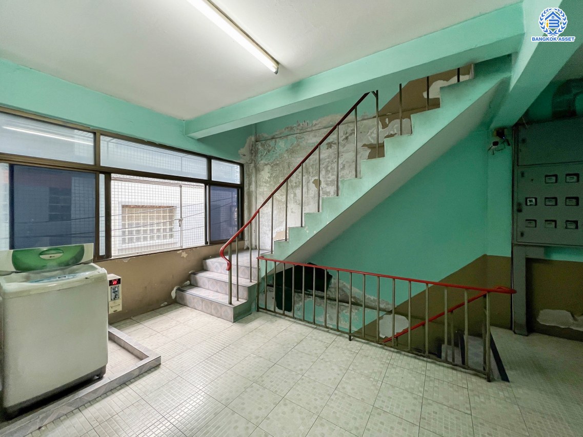 *****อาคารพาณิชย์ 4 คูหา 5 ชั้น  ซอยลาดพร้าว122 ลาดพร้าว หลังริม! เนื้อที่ 69 ตร.ว. พร้อมฟังก์ชัน 49 ห้องนอน 34 ห้องน้ำ บนทำเลดี อยู่ในย่านที่เหมาะสำหรับทำธุรกิจ หอพัก ใกล้รถไฟฟ้าสายสีเหลือง "สถานีมหาดไทย" และจุดขึ้นทางด่วน "ลาดพร้าว"