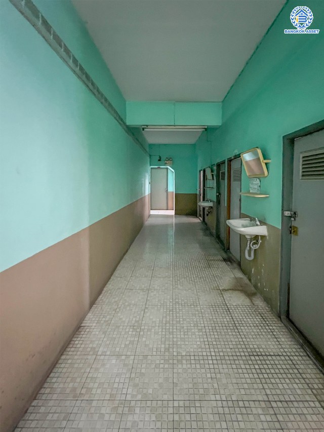 *****อาคารพาณิชย์ 4 คูหา 5 ชั้น  ซอยลาดพร้าว122 ลาดพร้าว หลังริม! เนื้อที่ 69 ตร.ว. พร้อมฟังก์ชัน 49 ห้องนอน 34 ห้องน้ำ บนทำเลดี อยู่ในย่านที่เหมาะสำหรับทำธุรกิจ หอพัก ใกล้รถไฟฟ้าสายสีเหลือง "สถานีมหาดไทย" และจุดขึ้นทางด่วน "ลาดพร้าว"