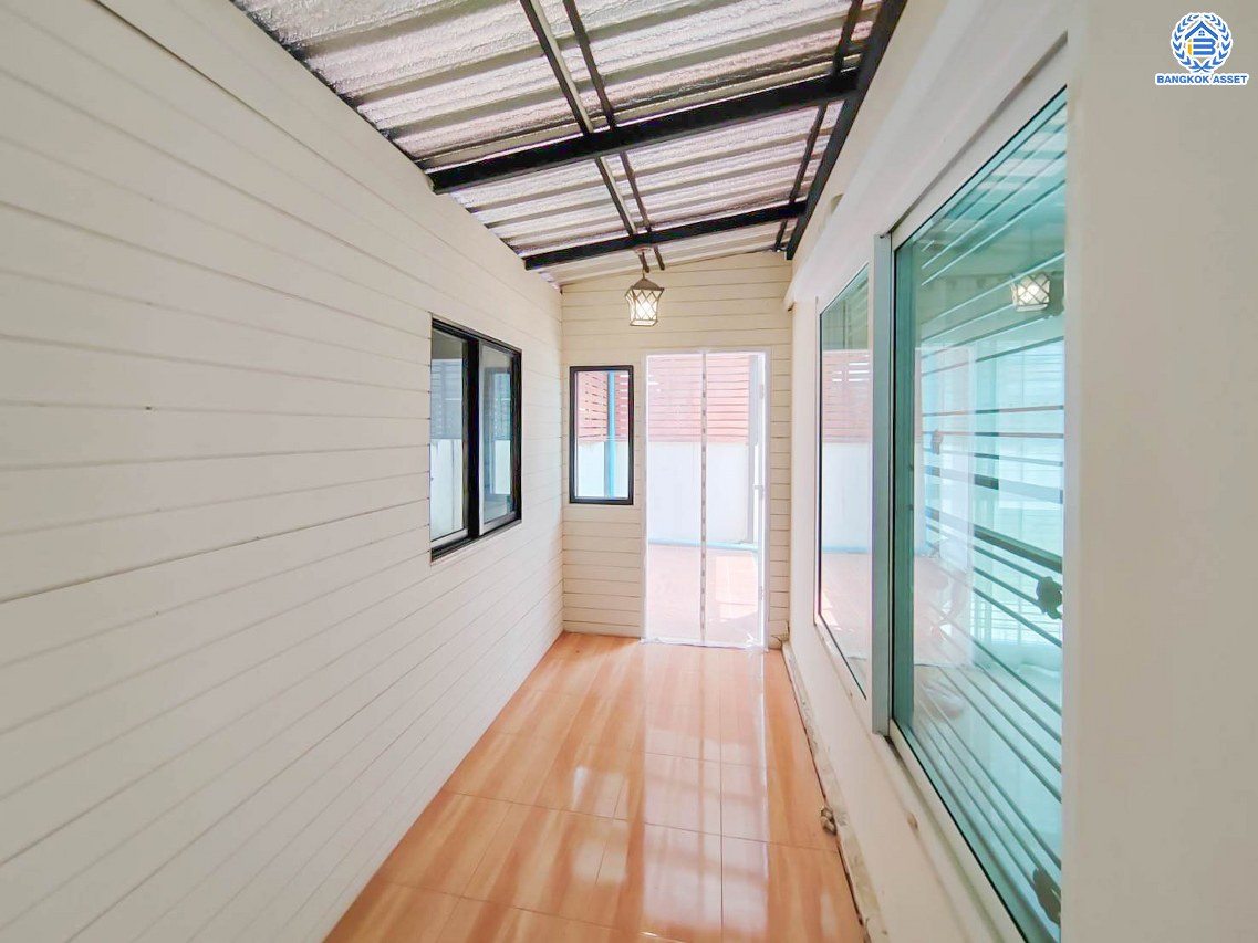 บ้านแฝดมือสอง โครงการ พฤกษาทาวน์ เซเรนิติ้2 เพชรเกษม81 เนื้อที่ 40.30 ตร.ว. พื้นที่ใช้สอย 138 ตร.ม. ฟังก์ชัน 3 ห้องนอน 2 ห้องน้ำ 1 ที่จอดรถ บ้านสวยบนทำเลดีเดินทางสะดวกเชื่อมต่อหลากหลายเส้นทาง ใกล้เดอะมอลล์บางแค แถมฟรี เครื่องปรับอากาศ พร้อมเข้าอยู่ได้เลย...