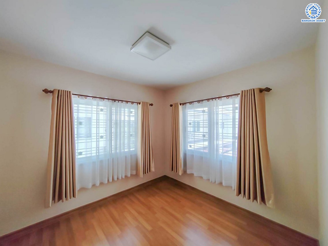 บ้านแฝดมือสอง โครงการ พฤกษาทาวน์ เซเรนิติ้2 เพชรเกษม81 เนื้อที่ 40.30 ตร.ว. พื้นที่ใช้สอย 138 ตร.ม. ฟังก์ชัน 3 ห้องนอน 2 ห้องน้ำ 1 ที่จอดรถ บ้านสวยบนทำเลดีเดินทางสะดวกเชื่อมต่อหลากหลายเส้นทาง ใกล้เดอะมอลล์บางแค แถมฟรี เครื่องปรับอากาศ พร้อมเข้าอยู่ได้เลย...