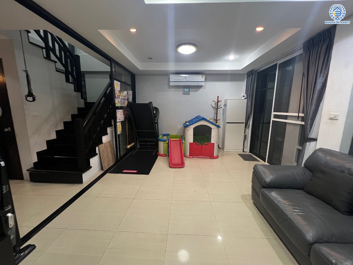 *****บ้านแฝดมือสอง โครงการ ยลประภา นวมินทร์ หลังริม เนื้อที่กว้าง 36.00 ตร.ว. พื้นที่ใช้สอย 140 ตร.ม. ฟังก์ชัน 4 ห้องนอน 3 ห้องน้ำ บนทำเลเดินทางสะดวก เชื่อมต่อถนนนวมินทร์  แถมฟรี เครื่องปรับอากาศ เครื่องดูดควัน เครื่องปั๊มน้ำ แทงค์น้ำ จองเลย!