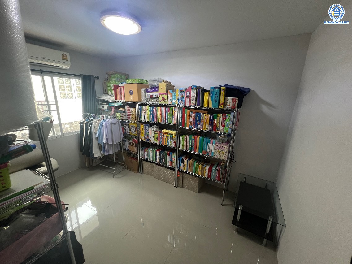 *****บ้านแฝดมือสอง โครงการ ยลประภา นวมินทร์ หลังริม เนื้อที่กว้าง 36.00 ตร.ว. พื้นที่ใช้สอย 140 ตร.ม. ฟังก์ชัน 4 ห้องนอน 3 ห้องน้ำ บนทำเลเดินทางสะดวก เชื่อมต่อถนนนวมินทร์  แถมฟรี เครื่องปรับอากาศ เครื่องดูดควัน เครื่องปั๊มน้ำ แทงค์น้ำ จองเลย!