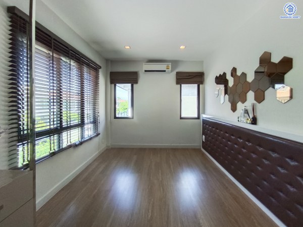 *****บ้านเดี่ยวมือสองนนทบุรี โครงการ เวนิว พระราม5 หลังมุม เนื้อที่กว้างขวางถึง 68.80 ตร.ว. ฟังก์ชัน 4 ห้องนอน 3 ห้องน้ำ 2 ที่จอดรถ ทำเลดี เพียง 10 นาทีก็ถึงรถไฟฟ้าสายสีม่วง "สถานีแยกติวานนท์" และจุดขึ้นทางด่วน "ศรีรัช" แถมฟรี เครื่องปรับอากาศ เครื่องทำน้ำอุ่น และ เครื่องดูดควัน พร้อมเข้าอยู่ได้เลย