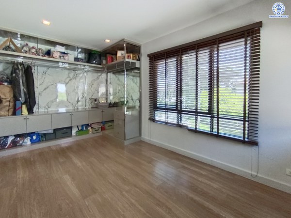 *****บ้านเดี่ยวมือสองนนทบุรี โครงการ เวนิว พระราม5 หลังมุม เนื้อที่กว้างขวางถึง 68.80 ตร.ว. ฟังก์ชัน 4 ห้องนอน 3 ห้องน้ำ 2 ที่จอดรถ ทำเลดี เพียง 10 นาทีก็ถึงรถไฟฟ้าสายสีม่วง "สถานีแยกติวานนท์" และจุดขึ้นทางด่วน "ศรีรัช" แถมฟรี เครื่องปรับอากาศ เครื่องทำน้ำอุ่น และ เครื่องดูดควัน พร้อมเข้าอยู่ได้เลย