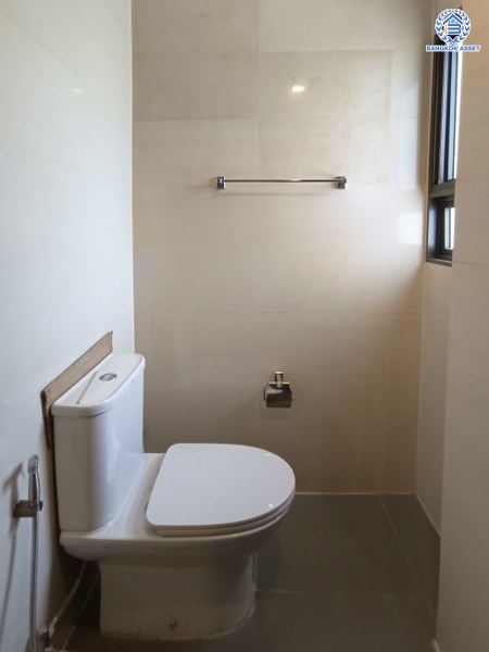 *****บ้านเดี่ยวมือสองนนทบุรี โครงการ เวนิว พระราม5 หลังมุม เนื้อที่กว้างขวางถึง 68.80 ตร.ว. ฟังก์ชัน 4 ห้องนอน 3 ห้องน้ำ 2 ที่จอดรถ ทำเลดี เพียง 10 นาทีก็ถึงรถไฟฟ้าสายสีม่วง "สถานีแยกติวานนท์" และจุดขึ้นทางด่วน "ศรีรัช" แถมฟรี เครื่องปรับอากาศ เครื่องทำน้ำอุ่น และ เครื่องดูดควัน พร้อมเข้าอยู่ได้เลย