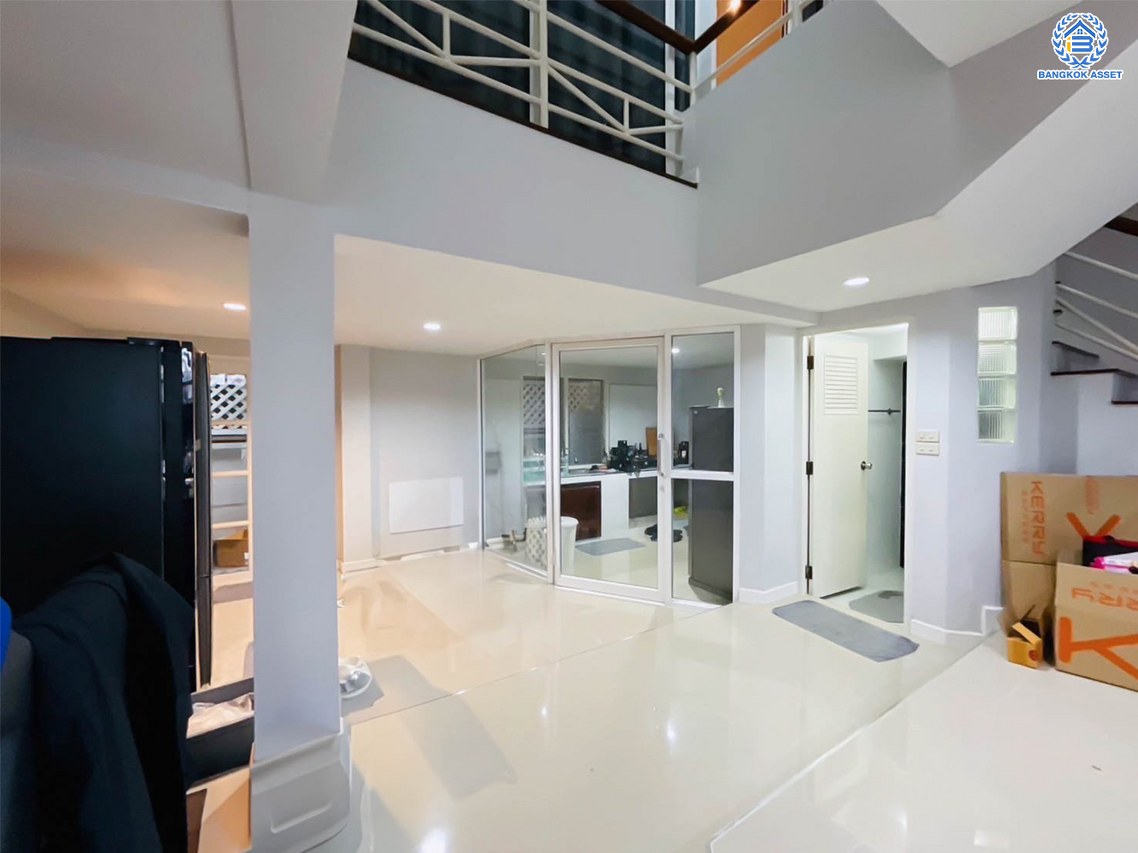 ทาวน์โฮม 3 ชั้นมือสอง โครงการ เศรณีปาร์ค วิภาวดี60 เนื้อที่ 25.20 ตร.ว. พื้นที่ใช้สอย 202.72 ตร.ม. พร้อมฟังก์ชัน 3 ห้องนอน 3 ห้องน้ำ 2 ที่จอดรถ บ้านราคาดีมาก บนทำเลใกล้แหล่งอำนวยความสะดวกหลากหลาย เชื่อมต่อถนนวิภาวดี-รังสิต ถนนประเสริฐมนูกิจ ใกล้รถไฟฟ้าสายสีเขียว "สถานีบางบัว" ใกล้จุดขึ้นทางด่วน "อุตราภิมุข"...