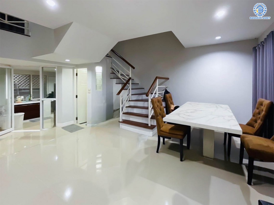 ทาวน์โฮม 3 ชั้นมือสอง โครงการ เศรณีปาร์ค วิภาวดี60 เนื้อที่ 25.20 ตร.ว. พื้นที่ใช้สอย 202.72 ตร.ม. พร้อมฟังก์ชัน 3 ห้องนอน 3 ห้องน้ำ 2 ที่จอดรถ บ้านราคาดีมาก บนทำเลใกล้แหล่งอำนวยความสะดวกหลากหลาย เชื่อมต่อถนนวิภาวดี-รังสิต ถนนประเสริฐมนูกิจ ใกล้รถไฟฟ้าสายสีเขียว "สถานีบางบัว" ใกล้จุดขึ้นทางด่วน "อุตราภิมุข"...