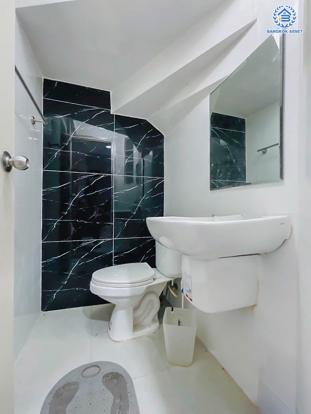 ทาวน์โฮม 3 ชั้นมือสอง โครงการ เศรณีปาร์ค วิภาวดี60 เนื้อที่ 25.20 ตร.ว. พื้นที่ใช้สอย 202.72 ตร.ม. พร้อมฟังก์ชัน 3 ห้องนอน 3 ห้องน้ำ 2 ที่จอดรถ บ้านราคาดีมาก บนทำเลใกล้แหล่งอำนวยความสะดวกหลากหลาย เชื่อมต่อถนนวิภาวดี-รังสิต ถนนประเสริฐมนูกิจ ใกล้รถไฟฟ้าสายสีเขียว "สถานีบางบัว" ใกล้จุดขึ้นทางด่วน "อุตราภิมุข"...