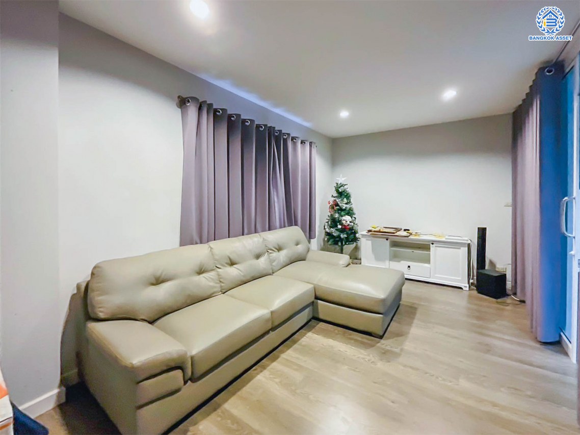 ทาวน์โฮม 3 ชั้นมือสอง โครงการ เศรณีปาร์ค วิภาวดี60 เนื้อที่ 25.20 ตร.ว. พื้นที่ใช้สอย 202.72 ตร.ม. พร้อมฟังก์ชัน 3 ห้องนอน 3 ห้องน้ำ 2 ที่จอดรถ บ้านราคาดีมาก บนทำเลใกล้แหล่งอำนวยความสะดวกหลากหลาย เชื่อมต่อถนนวิภาวดี-รังสิต ถนนประเสริฐมนูกิจ ใกล้รถไฟฟ้าสายสีเขียว "สถานีบางบัว" ใกล้จุดขึ้นทางด่วน "อุตราภิมุข"...