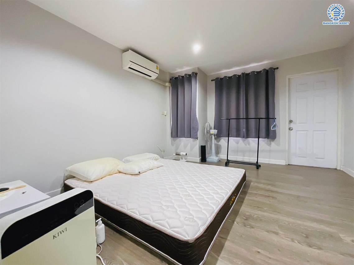 ทาวน์โฮม 3 ชั้นมือสอง โครงการ เศรณีปาร์ค วิภาวดี60 เนื้อที่ 25.20 ตร.ว. พื้นที่ใช้สอย 202.72 ตร.ม. พร้อมฟังก์ชัน 3 ห้องนอน 3 ห้องน้ำ 2 ที่จอดรถ บ้านราคาดีมาก บนทำเลใกล้แหล่งอำนวยความสะดวกหลากหลาย เชื่อมต่อถนนวิภาวดี-รังสิต ถนนประเสริฐมนูกิจ ใกล้รถไฟฟ้าสายสีเขียว "สถานีบางบัว" ใกล้จุดขึ้นทางด่วน "อุตราภิมุข"...