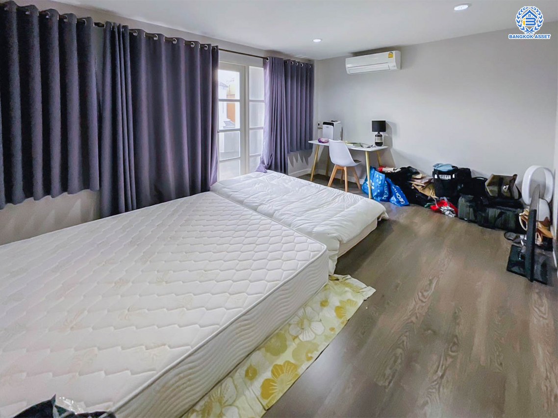 ทาวน์โฮม 3 ชั้นมือสอง โครงการ เศรณีปาร์ค วิภาวดี60 เนื้อที่ 25.20 ตร.ว. พื้นที่ใช้สอย 202.72 ตร.ม. พร้อมฟังก์ชัน 3 ห้องนอน 3 ห้องน้ำ 2 ที่จอดรถ บ้านราคาดีมาก บนทำเลใกล้แหล่งอำนวยความสะดวกหลากหลาย เชื่อมต่อถนนวิภาวดี-รังสิต ถนนประเสริฐมนูกิจ ใกล้รถไฟฟ้าสายสีเขียว "สถานีบางบัว" ใกล้จุดขึ้นทางด่วน "อุตราภิมุข"...