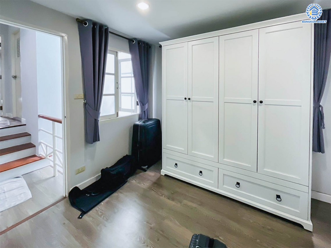 ทาวน์โฮม 3 ชั้นมือสอง โครงการ เศรณีปาร์ค วิภาวดี60 เนื้อที่ 25.20 ตร.ว. พื้นที่ใช้สอย 202.72 ตร.ม. พร้อมฟังก์ชัน 3 ห้องนอน 3 ห้องน้ำ 2 ที่จอดรถ บ้านราคาดีมาก บนทำเลใกล้แหล่งอำนวยความสะดวกหลากหลาย เชื่อมต่อถนนวิภาวดี-รังสิต ถนนประเสริฐมนูกิจ ใกล้รถไฟฟ้าสายสีเขียว "สถานีบางบัว" ใกล้จุดขึ้นทางด่วน "อุตราภิมุข"...