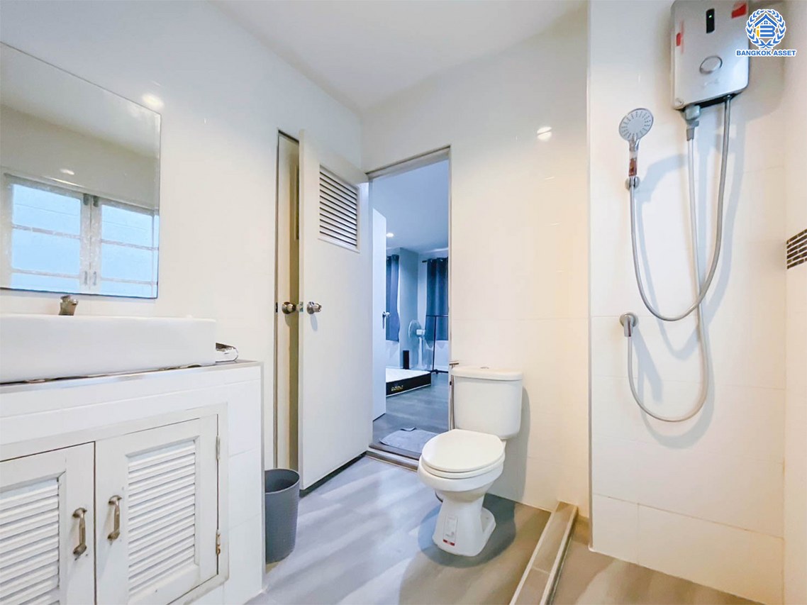 ทาวน์โฮม 3 ชั้นมือสอง โครงการ เศรณีปาร์ค วิภาวดี60 เนื้อที่ 25.20 ตร.ว. พื้นที่ใช้สอย 202.72 ตร.ม. พร้อมฟังก์ชัน 3 ห้องนอน 3 ห้องน้ำ 2 ที่จอดรถ บ้านราคาดีมาก บนทำเลใกล้แหล่งอำนวยความสะดวกหลากหลาย เชื่อมต่อถนนวิภาวดี-รังสิต ถนนประเสริฐมนูกิจ ใกล้รถไฟฟ้าสายสีเขียว "สถานีบางบัว" ใกล้จุดขึ้นทางด่วน "อุตราภิมุข"...