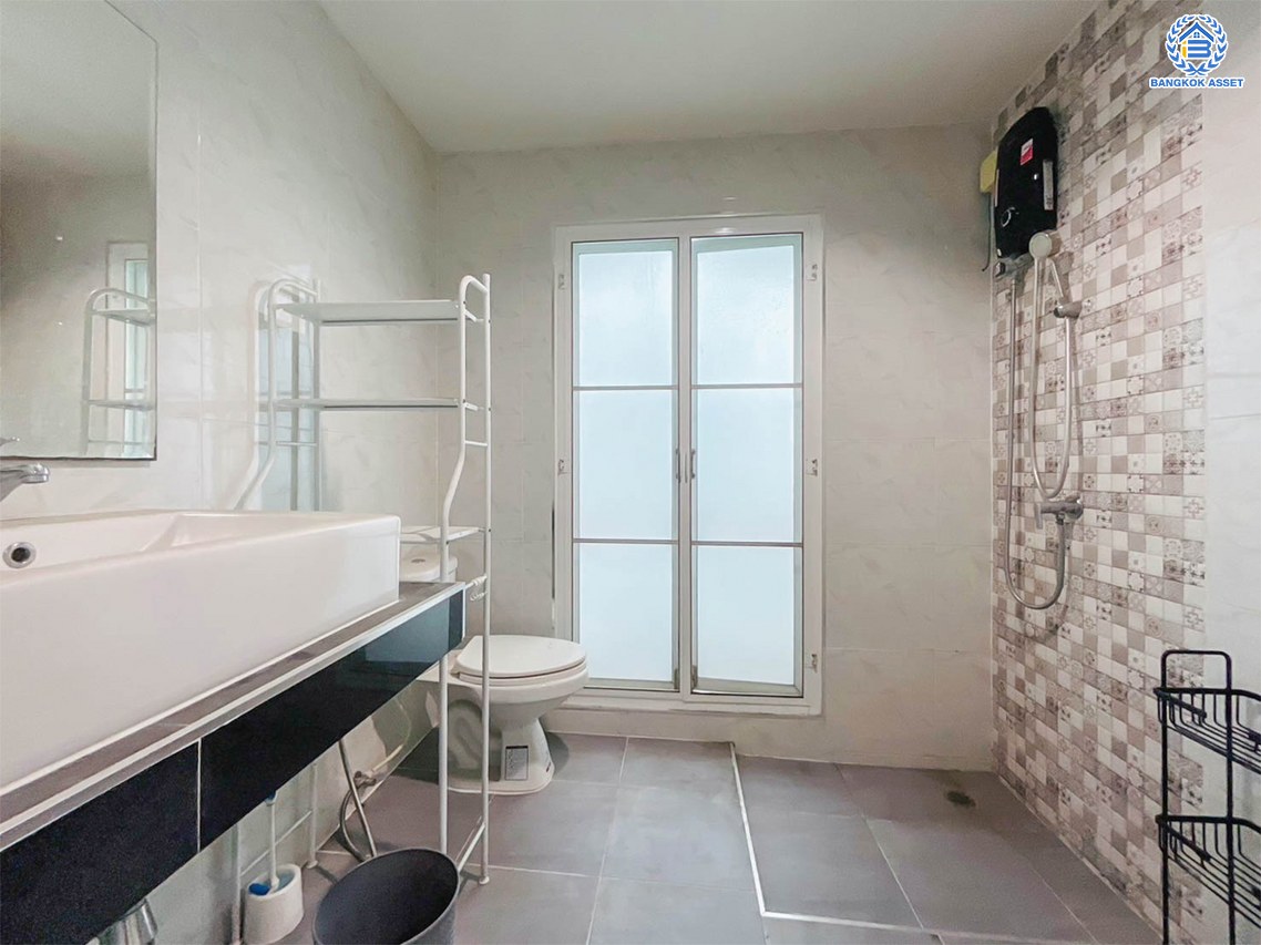 ทาวน์โฮม 3 ชั้นมือสอง โครงการ เศรณีปาร์ค วิภาวดี60 เนื้อที่ 25.20 ตร.ว. พื้นที่ใช้สอย 202.72 ตร.ม. พร้อมฟังก์ชัน 3 ห้องนอน 3 ห้องน้ำ 2 ที่จอดรถ บ้านราคาดีมาก บนทำเลใกล้แหล่งอำนวยความสะดวกหลากหลาย เชื่อมต่อถนนวิภาวดี-รังสิต ถนนประเสริฐมนูกิจ ใกล้รถไฟฟ้าสายสีเขียว "สถานีบางบัว" ใกล้จุดขึ้นทางด่วน "อุตราภิมุข"...