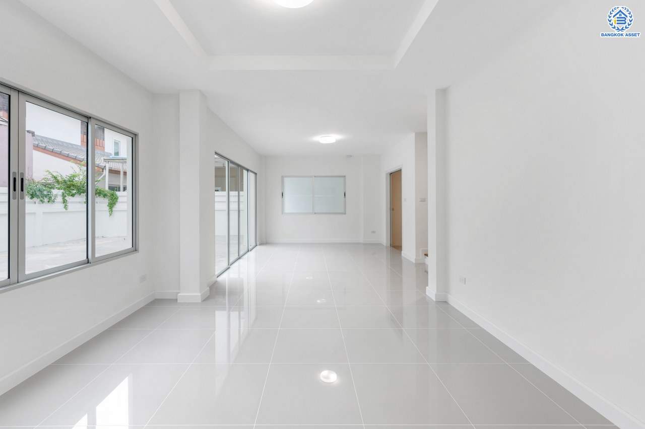 บ้านมือสองตกแต่งใหม่ โครงการ วิลล่าการ์เด้น1 รัตนาธิเบศร์ เนื้อที่ 58.1 ตร.ว. พื้นที่ใช้สอย 276.43 ตร.ม. ฟังก์ชัน 3 ห้องนอน 3 ห้องน้ำ จอดรถได้ 2 คัน บนทำเลเดินทางสะดวก เชื่อมต่อถนนรัตนาธิเบศร์, ถนนราชพฤกษ์, ถนนกาญจนาภิษก ใกล้เซ็นทรัลเวสต์เกต รถไฟฟ้าสายสีม่วง "สถานีบางพลู" และ ทางด่วน "กาญจนาภิเษก"