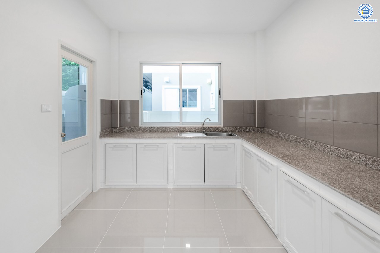 บ้านมือสองตกแต่งใหม่ โครงการ วิลล่าการ์เด้น1 รัตนาธิเบศร์ เนื้อที่ 58.1 ตร.ว. พื้นที่ใช้สอย 276.43 ตร.ม. ฟังก์ชัน 3 ห้องนอน 3 ห้องน้ำ จอดรถได้ 2 คัน บนทำเลเดินทางสะดวก เชื่อมต่อถนนรัตนาธิเบศร์, ถนนราชพฤกษ์, ถนนกาญจนาภิษก ใกล้เซ็นทรัลเวสต์เกต รถไฟฟ้าสายสีม่วง "สถานีบางพลู" และ ทางด่วน "กาญจนาภิเษก"