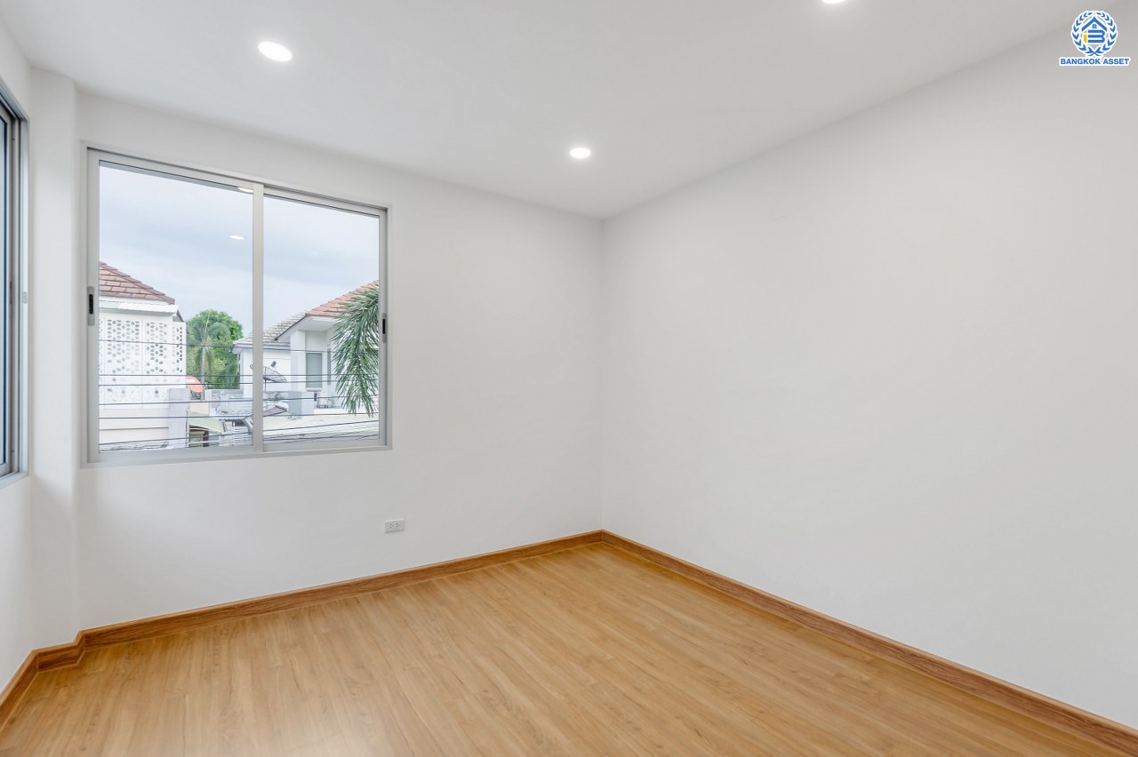 บ้านมือสองตกแต่งใหม่ โครงการ วิลล่าการ์เด้น1 รัตนาธิเบศร์ เนื้อที่ 58.1 ตร.ว. พื้นที่ใช้สอย 276.43 ตร.ม. ฟังก์ชัน 3 ห้องนอน 3 ห้องน้ำ จอดรถได้ 2 คัน บนทำเลเดินทางสะดวก เชื่อมต่อถนนรัตนาธิเบศร์, ถนนราชพฤกษ์, ถนนกาญจนาภิษก ใกล้เซ็นทรัลเวสต์เกต รถไฟฟ้าสายสีม่วง "สถานีบางพลู" และ ทางด่วน "กาญจนาภิเษก"